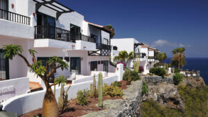 Bungalowanlage des Hotel Jardín Tecina auf der Klippe mit Kakteengarten und direktem Meerblick.