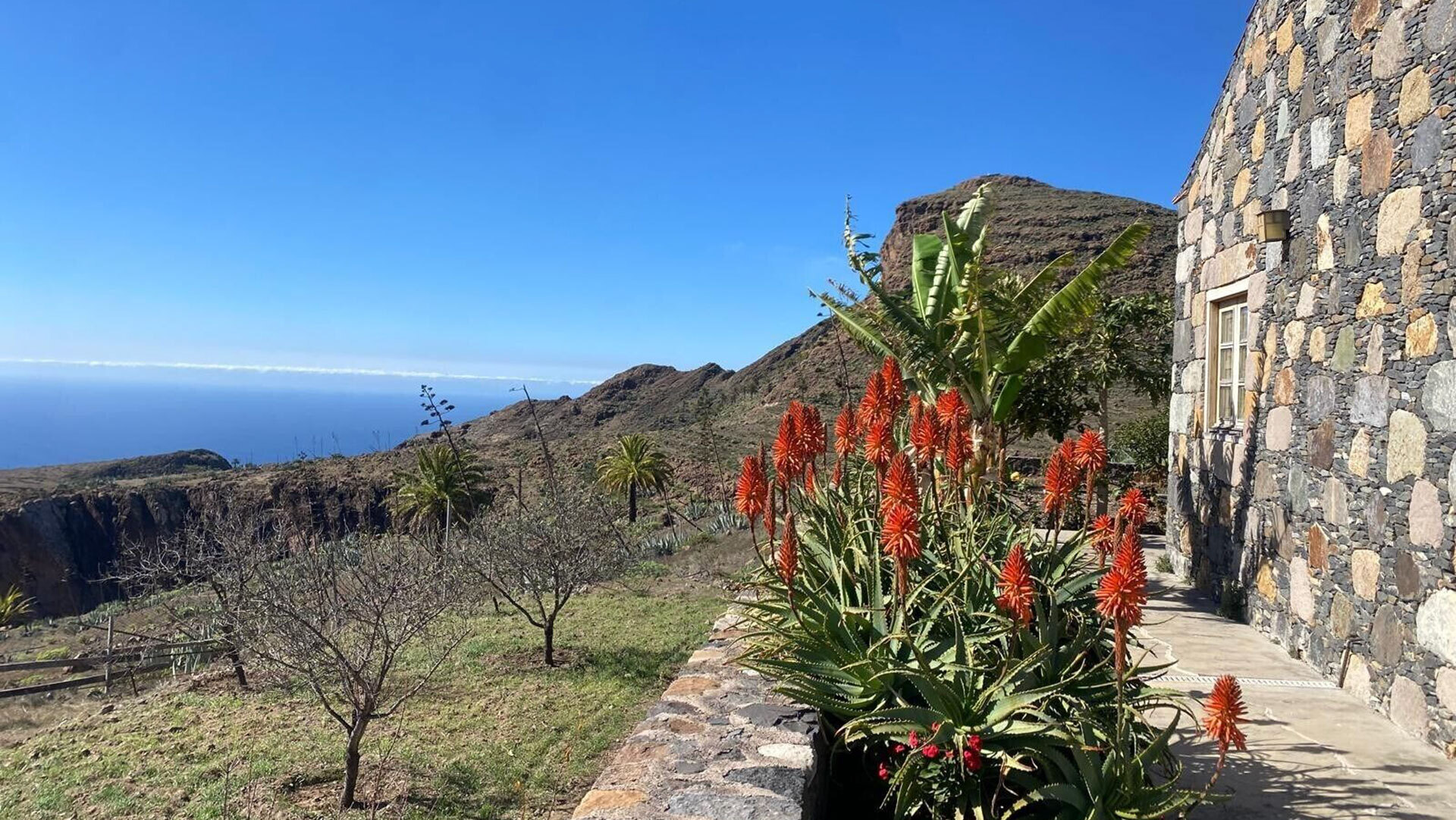 Naturstein-Finca Casa La Hondura hoch über der Küste La Gomeras