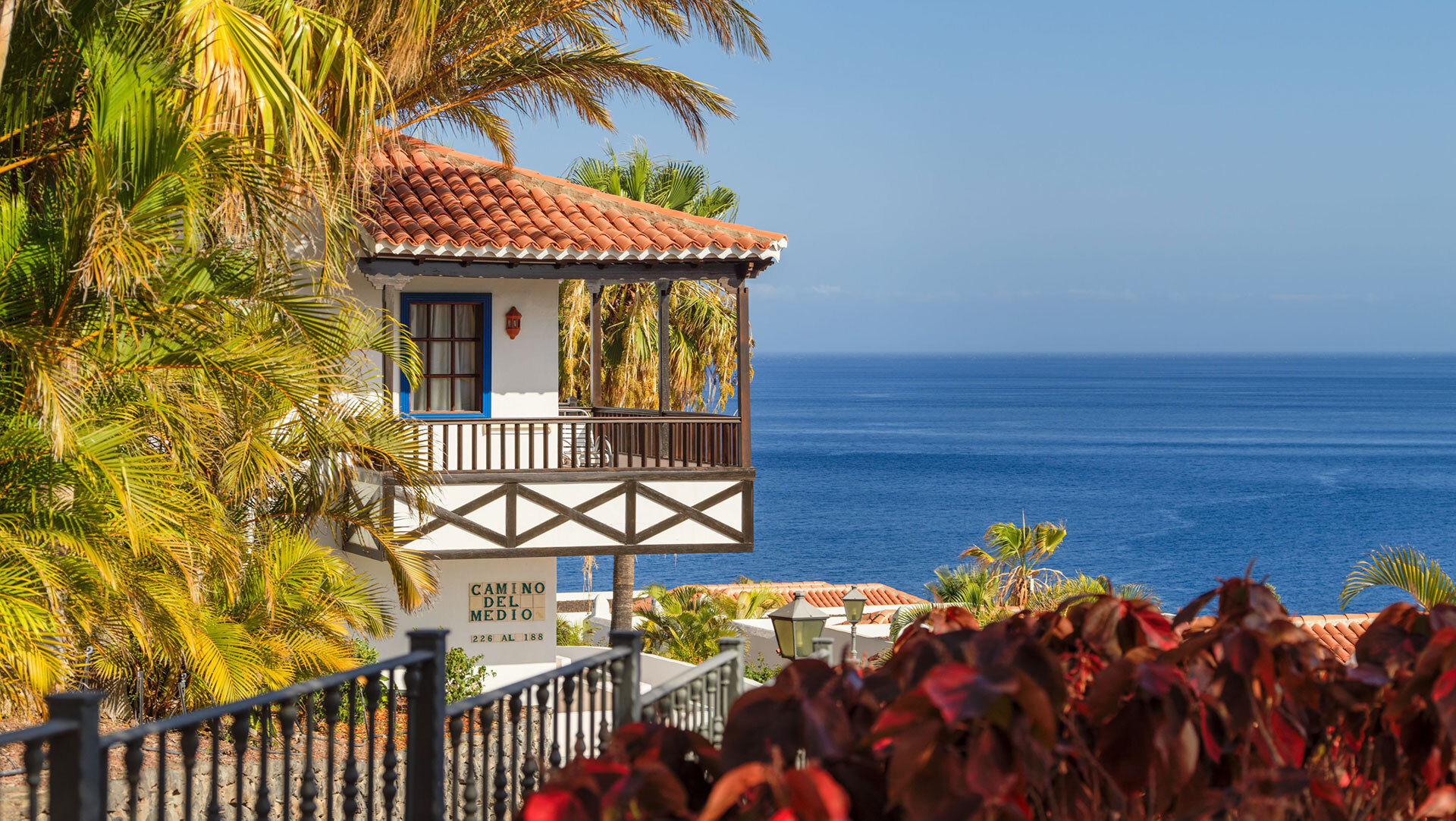 Ein kanarischer Bungalow des Hotel Jardín Tecina öffnet sich zum endlosen Blick auf den Atlantik.