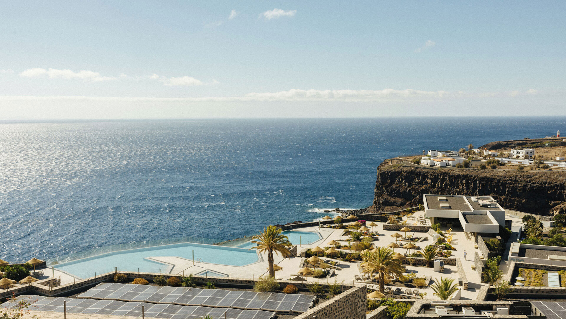 Modernes Poolareal des Bancal Hotel & Spa San Sebastián auf einer Klippe hoch über dem Atlantik.