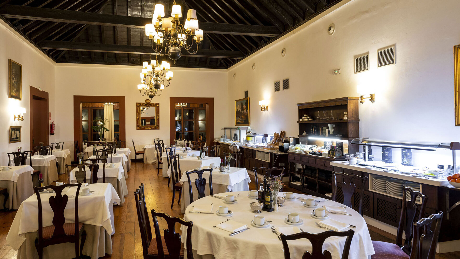 Im holzverkleideten Speisesaal des Parador Conde de la Gomera erwartet die Gäste ein stilvolles Frühstücksbuffet.