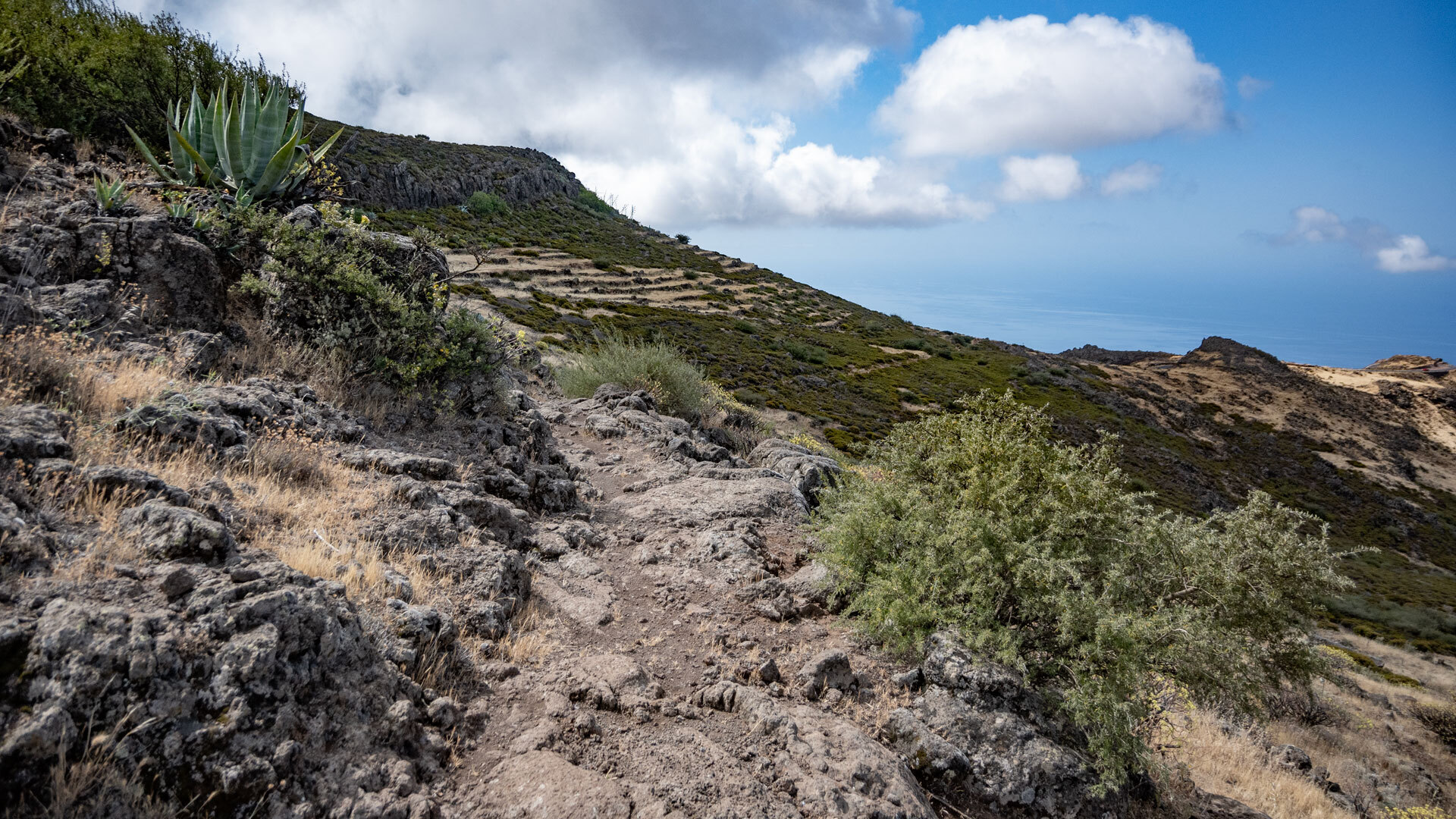 Der GR 132 nach Arguayo führt über steinigen Grat mit weitem Blick auf den Atlantik.