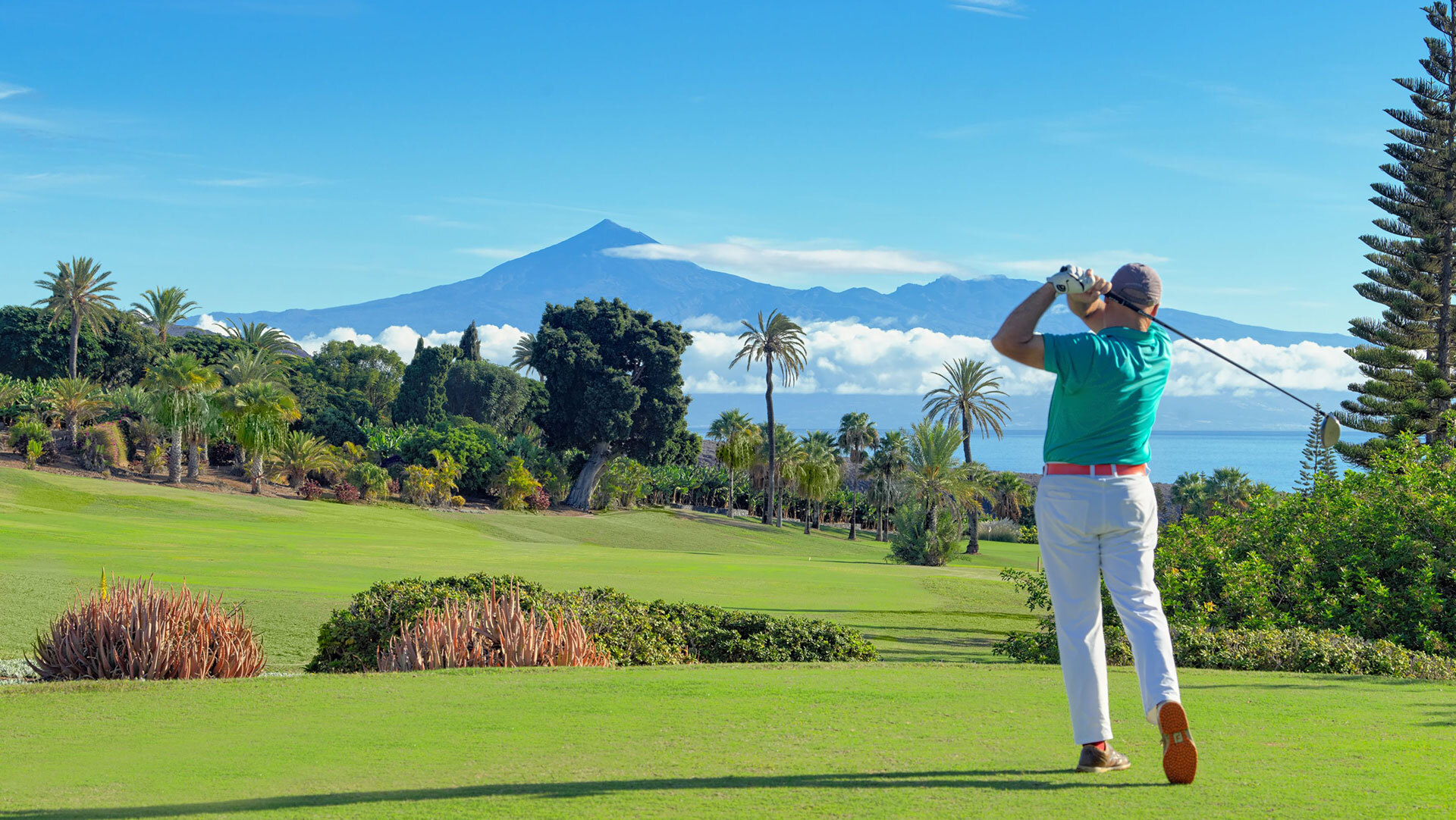 Auf dem Golfplatz des Hotel Jardín Tecina schweift der Blick bis zum Teide auf Teneriffa.