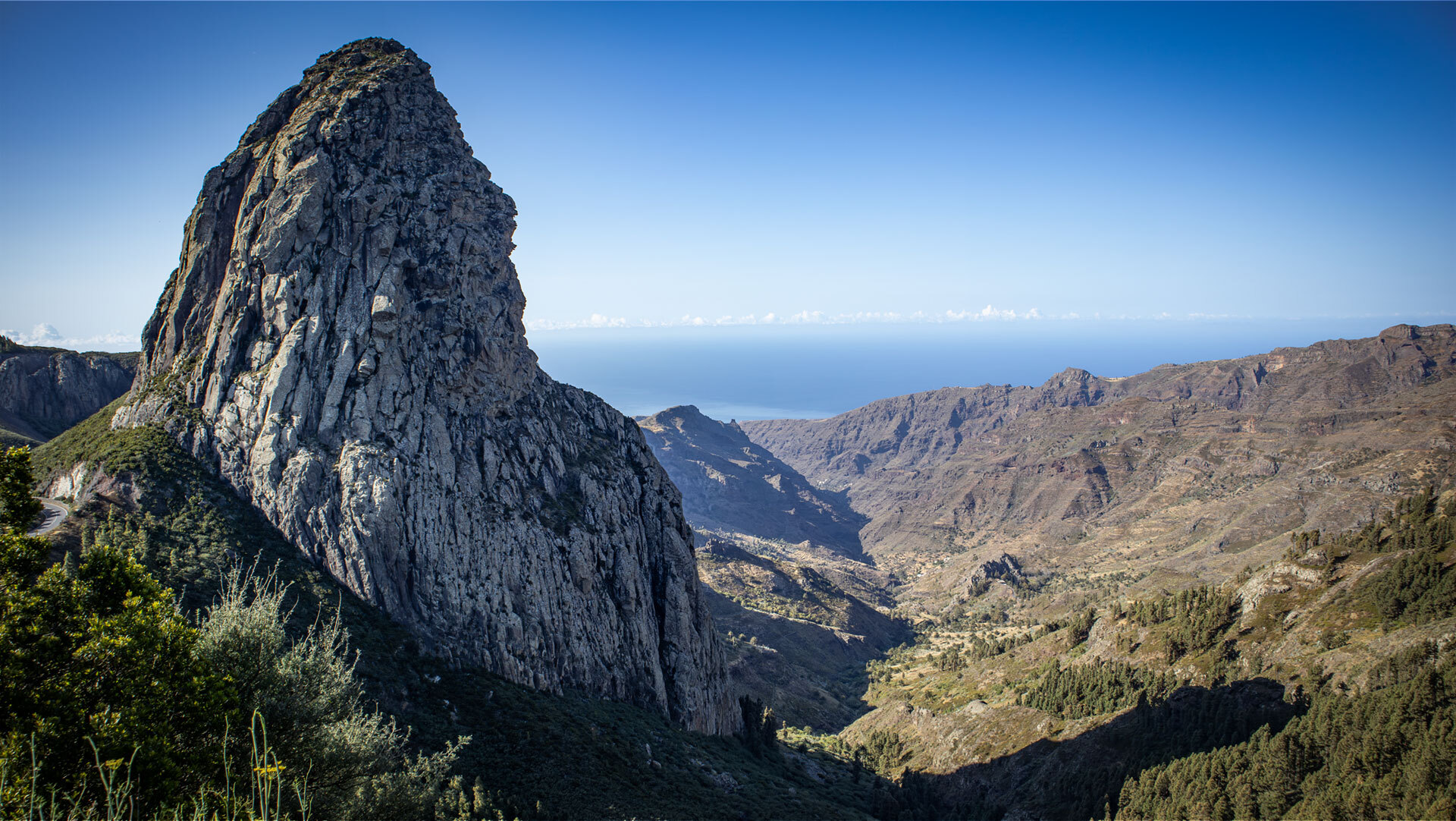 Der Roque de Agando mit der Straße GM-2 auf La Gomera