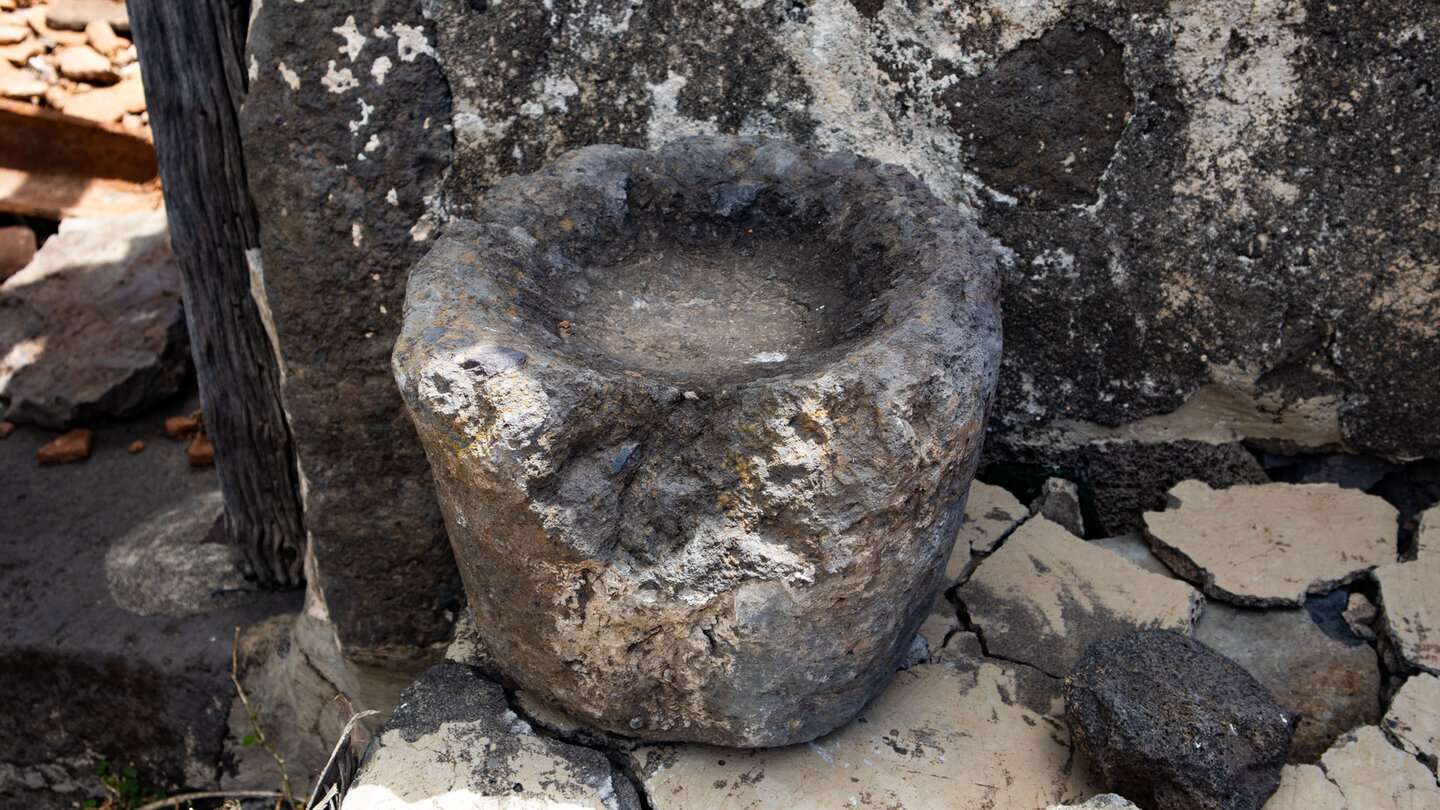 Ein alter Mahlstein in den Ruinen von Seima