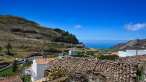 Arure, stilles Bergdorf auf La Gomera, umgeben von Terrassenfeldern und Bergpanorama.