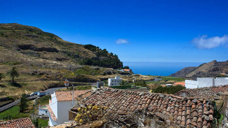 Arure, stilles Bergdorf auf La Gomera, umgeben von Terrassenfeldern und Bergpanorama.