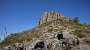 steil aufragende Felsklippen am Hochplateau des Berges La Fortaleza de Chipude