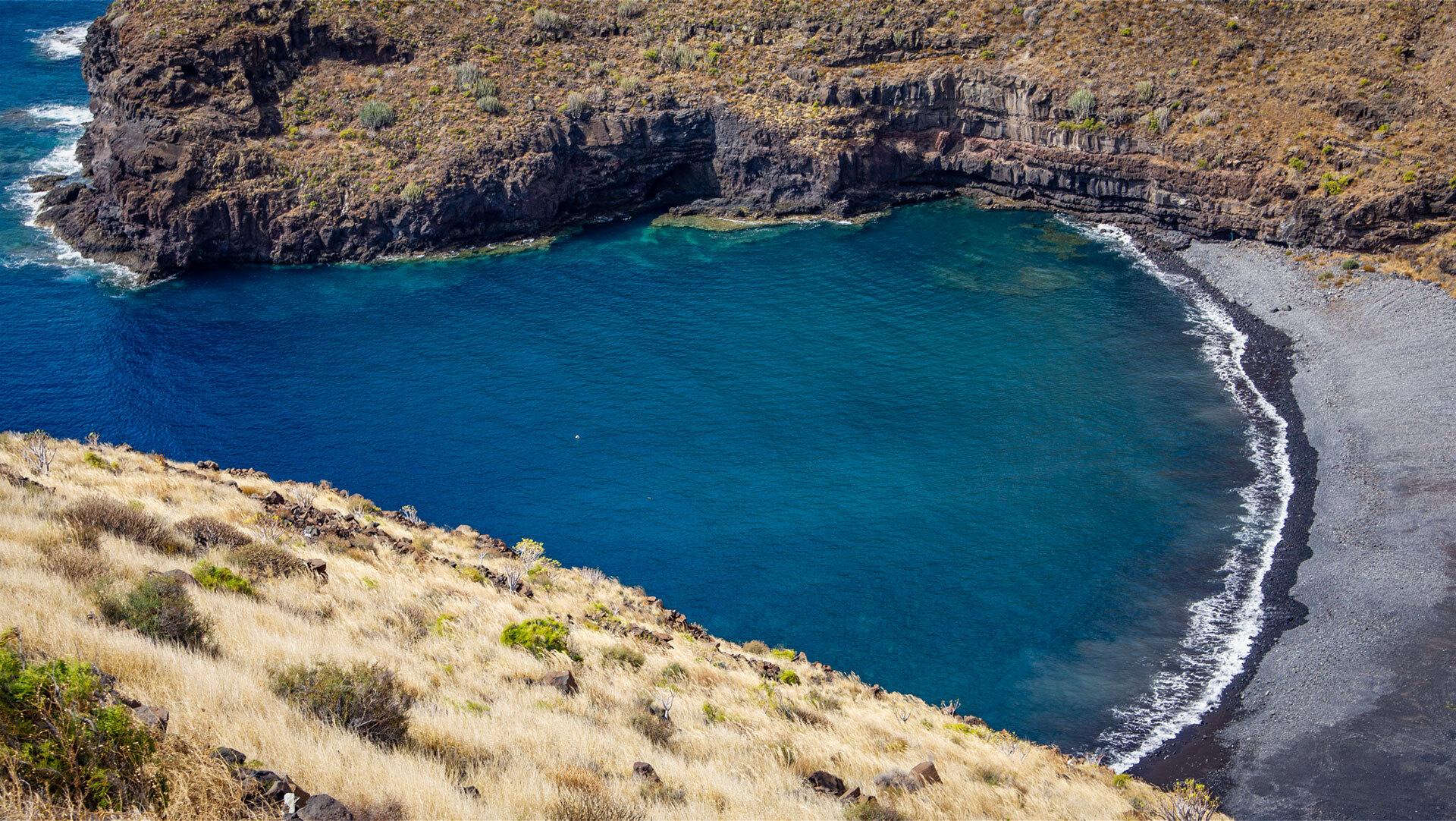 Ausblick über die Bucht an der Playa de Ávalo auf La Gomera