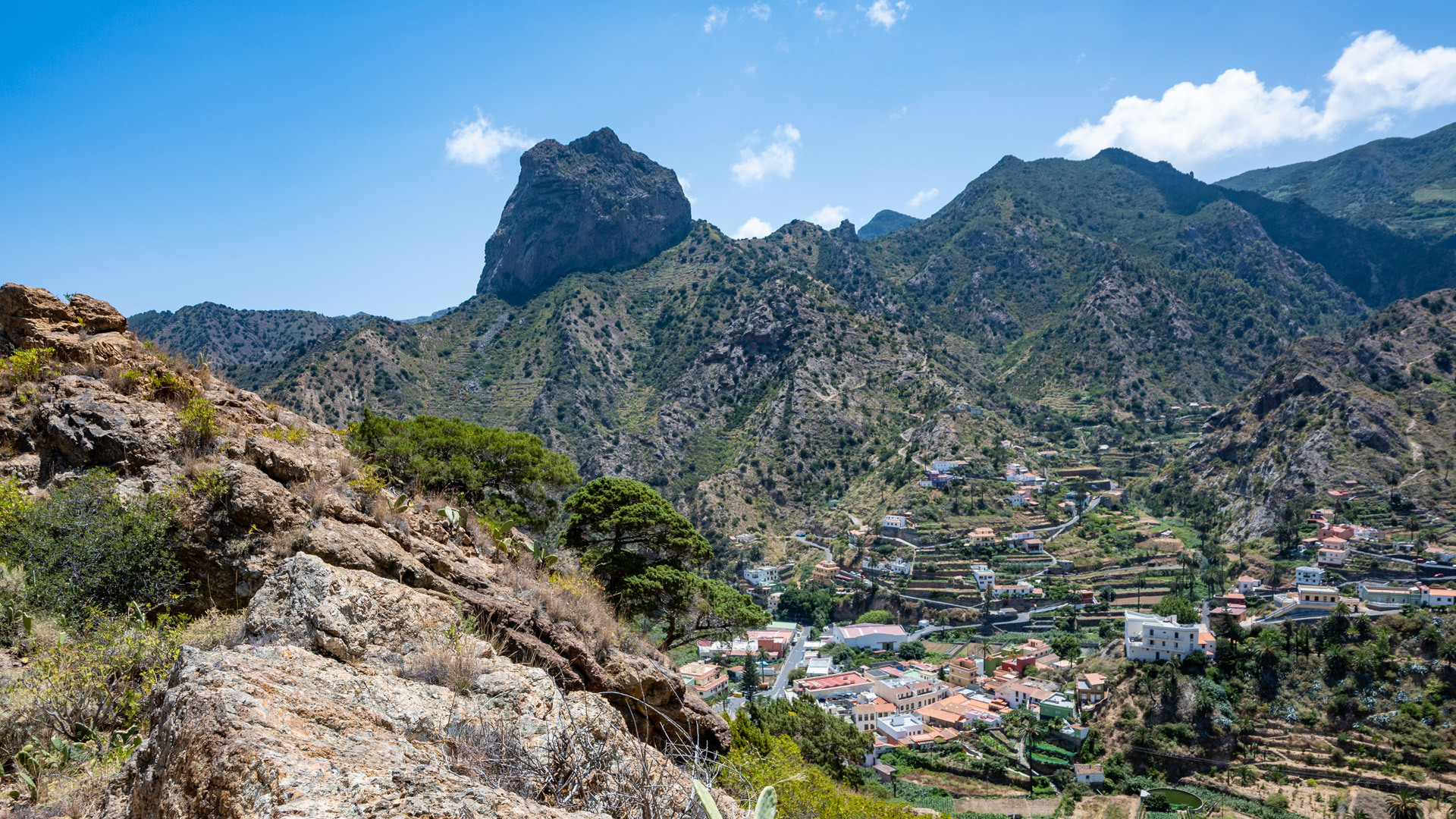 Ausblick auf Vallehermoso und den Roque Cano, markantes Felsmassiv im Norden La Gomeras.