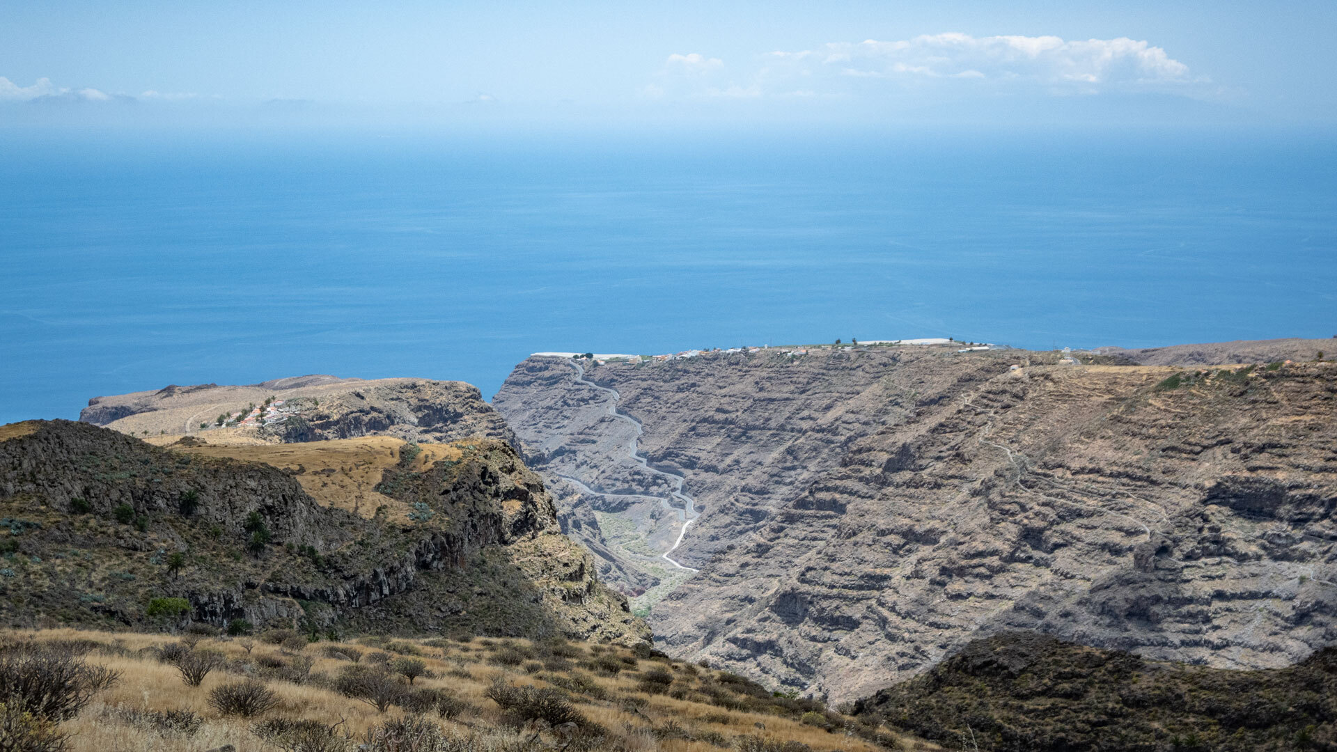 Der Ausblick über den Barranco de Rajita auf La Gomera reicht bis zu den Orten La Dama und Arguayoda an der Südküste.