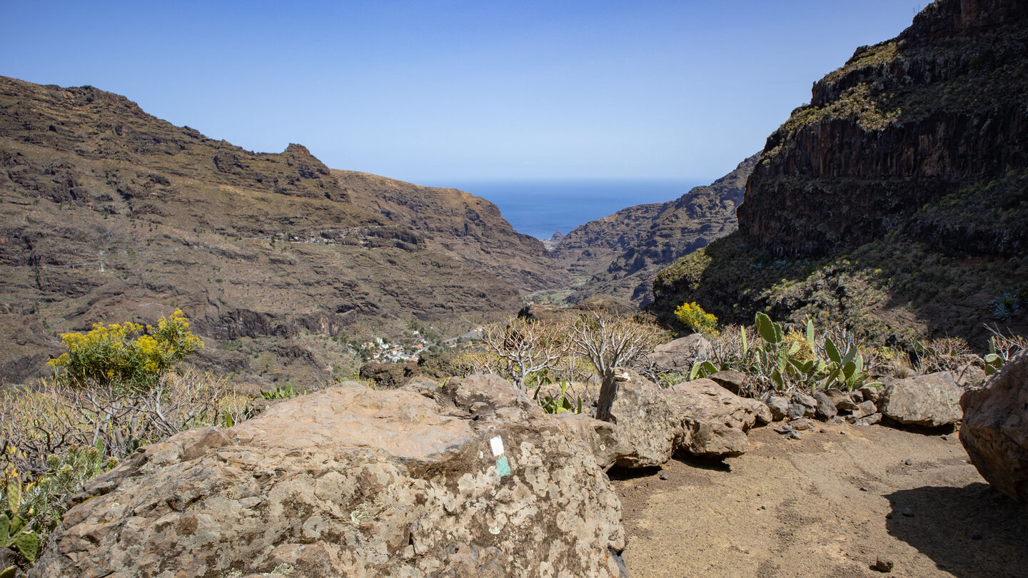 Ausblick über das Örtchen Pastrana bis zum Ziel der Wanderung nach Playa Santiago