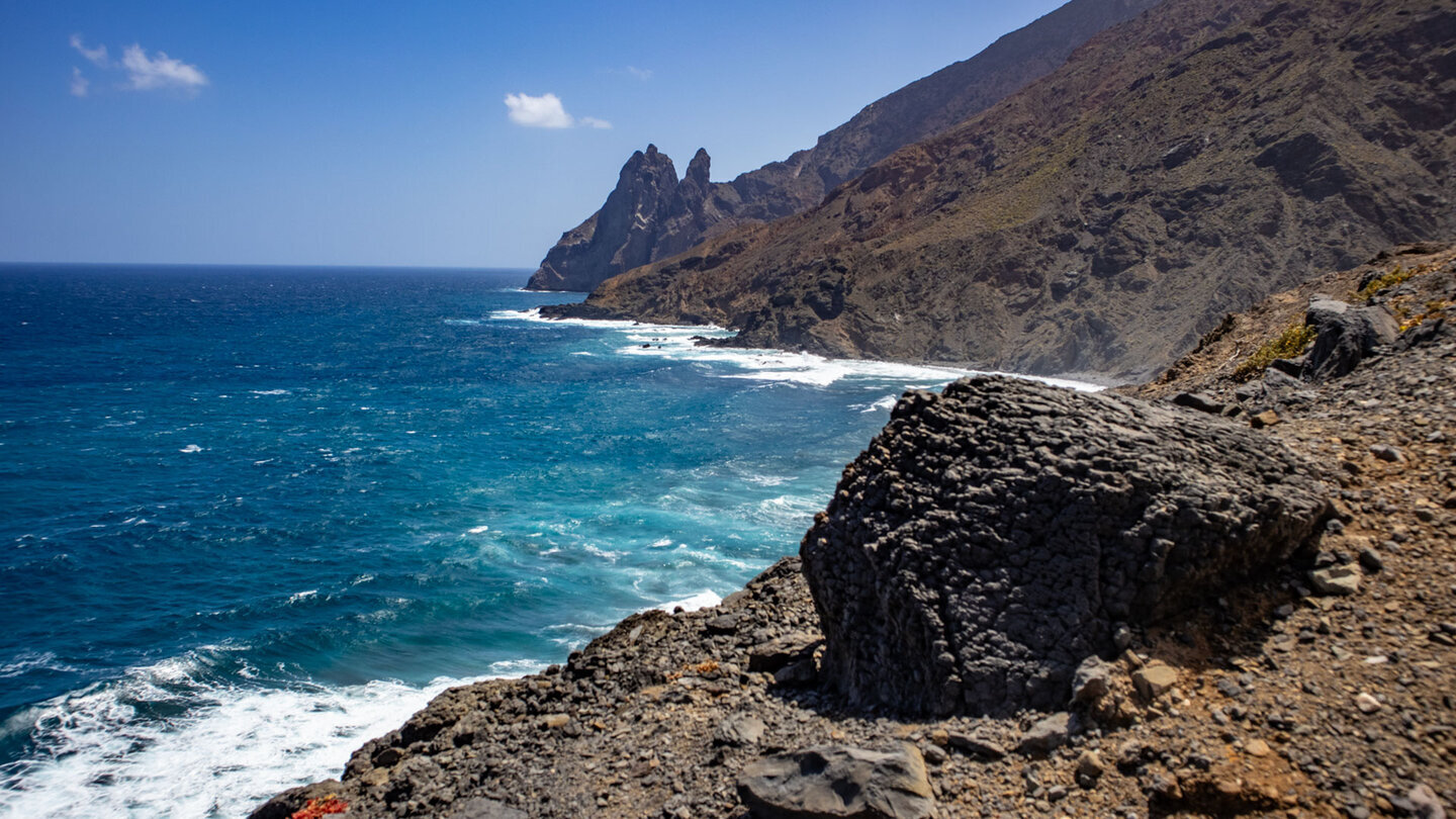 Ausblick über den Strand Playa de Arguamul in Richtung der Los Órganos