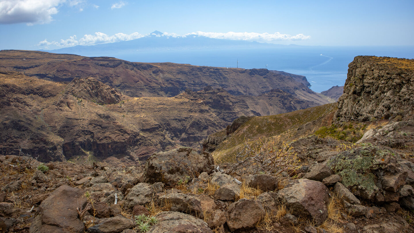 der Wanderweg bietet Ausblicke über tief eingeschnittene Barrancos mit der Silhouette von Teneriffa im Hintergrund