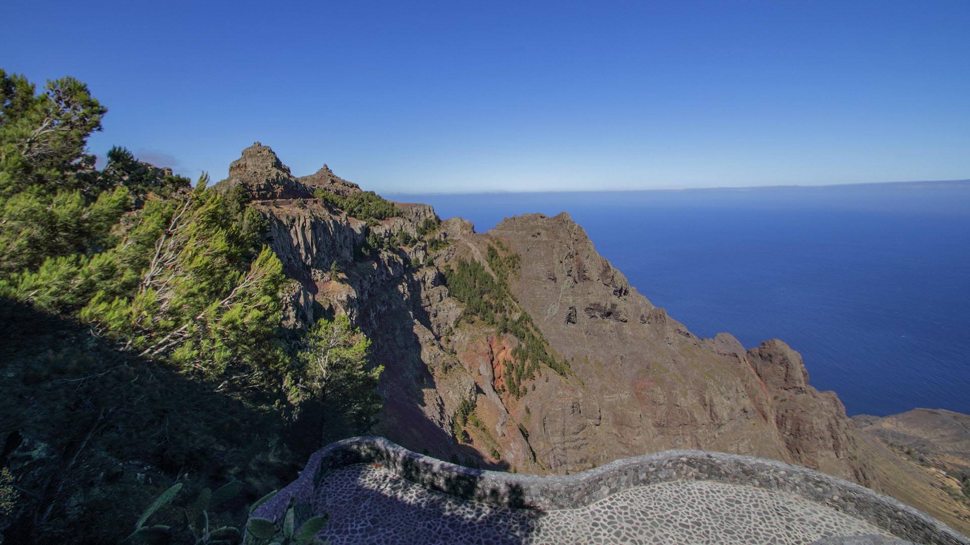 Blick vom Mirador Ermita del Santo über steile, zerklüftete Küstenklippen bis zum Atlantik.