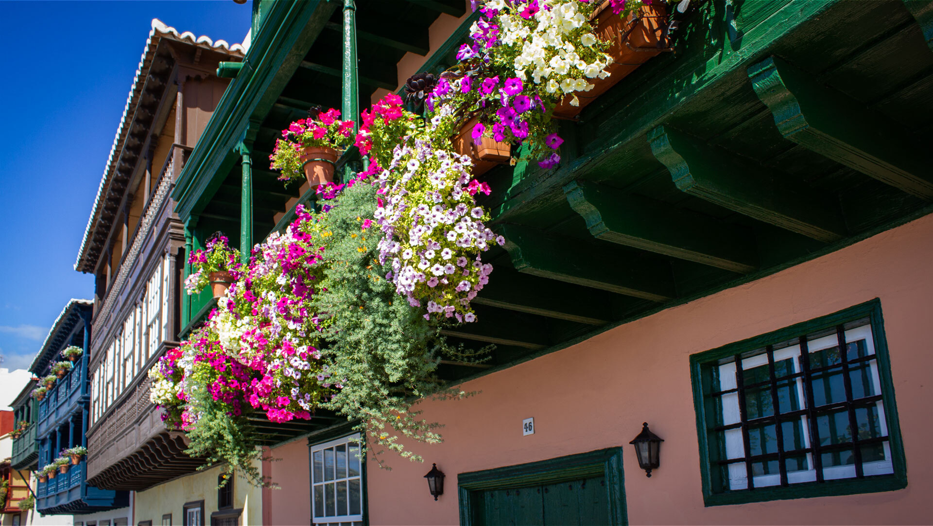 Balcones Tipicos – bunte Holzbalkone an der Avenida Marítima, Santa Cruz de La Palma.