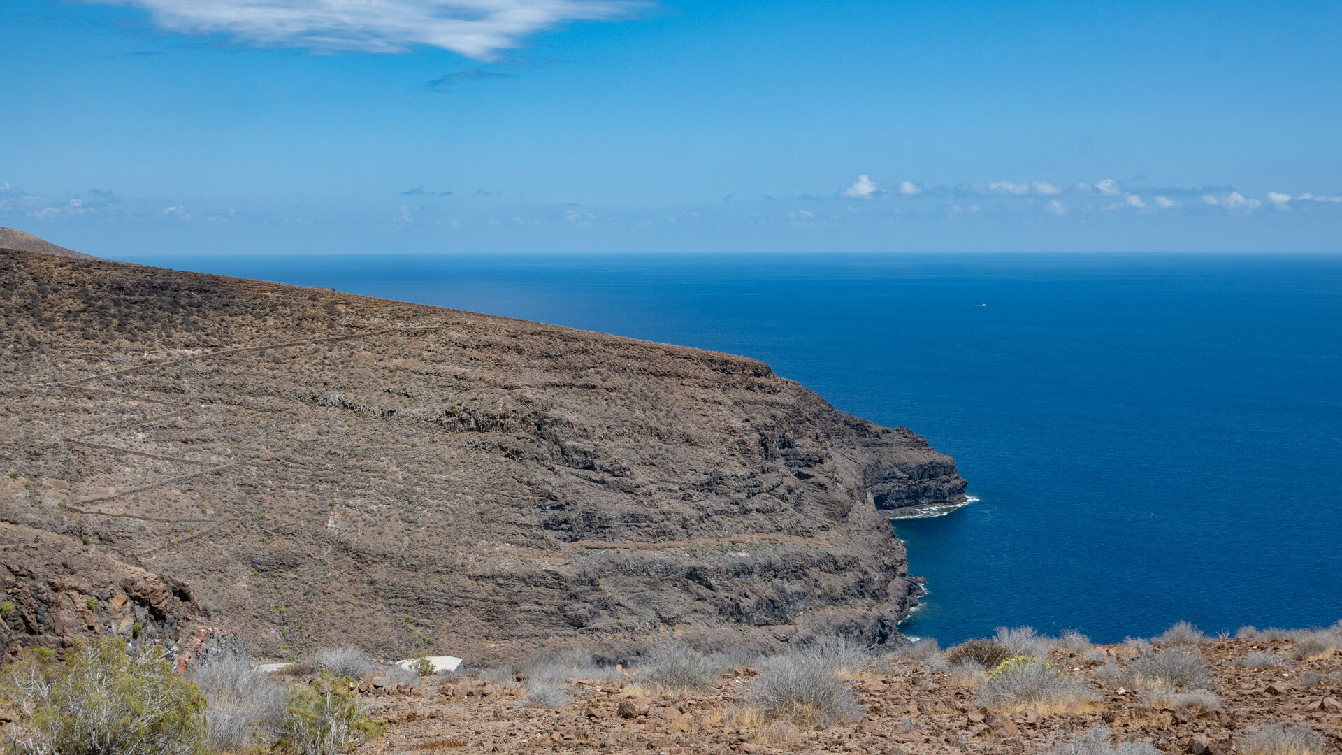 Ein Zick-Zack-Weg windet sich hinab in den Barranco de la Negra bis zur Punta la Sabinilla.