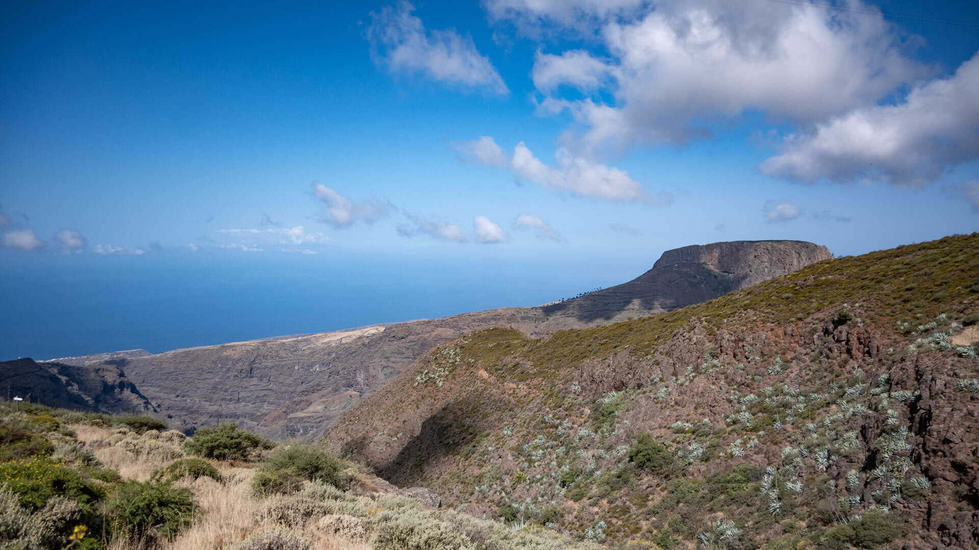 Blick über Barranco de Jinama auf La Fortaleza, La Gomera.