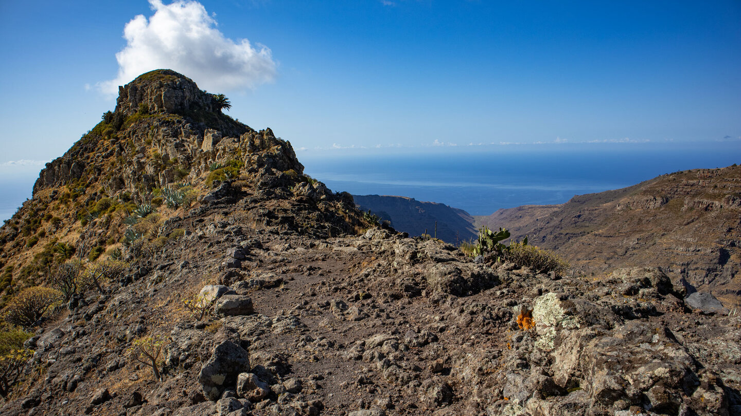 Beginn des Wanderpfads entlang der Ruta 18 mit Blick auf den Atlantik