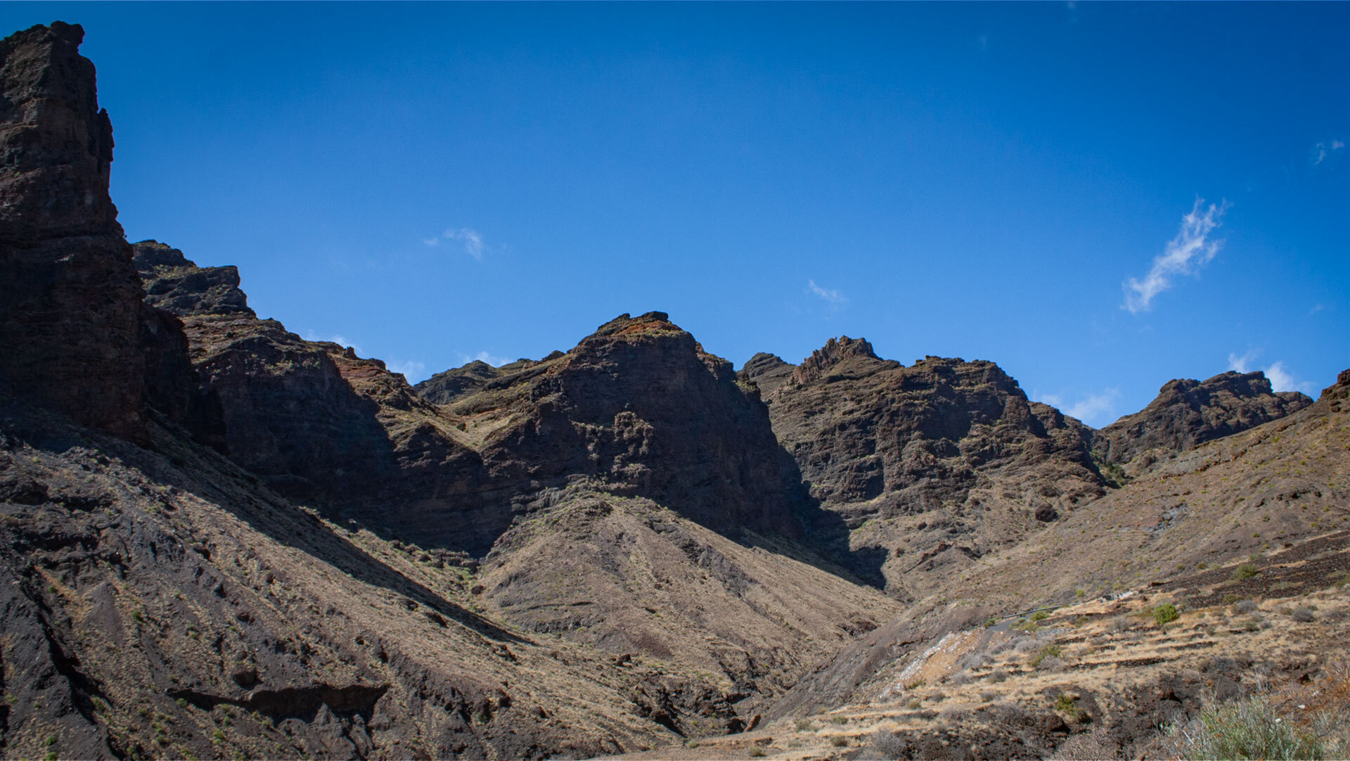 Karge, zerklüftete Berggipfel säumen den Barranco de Guariñén bei Taguluche auf La Gomera