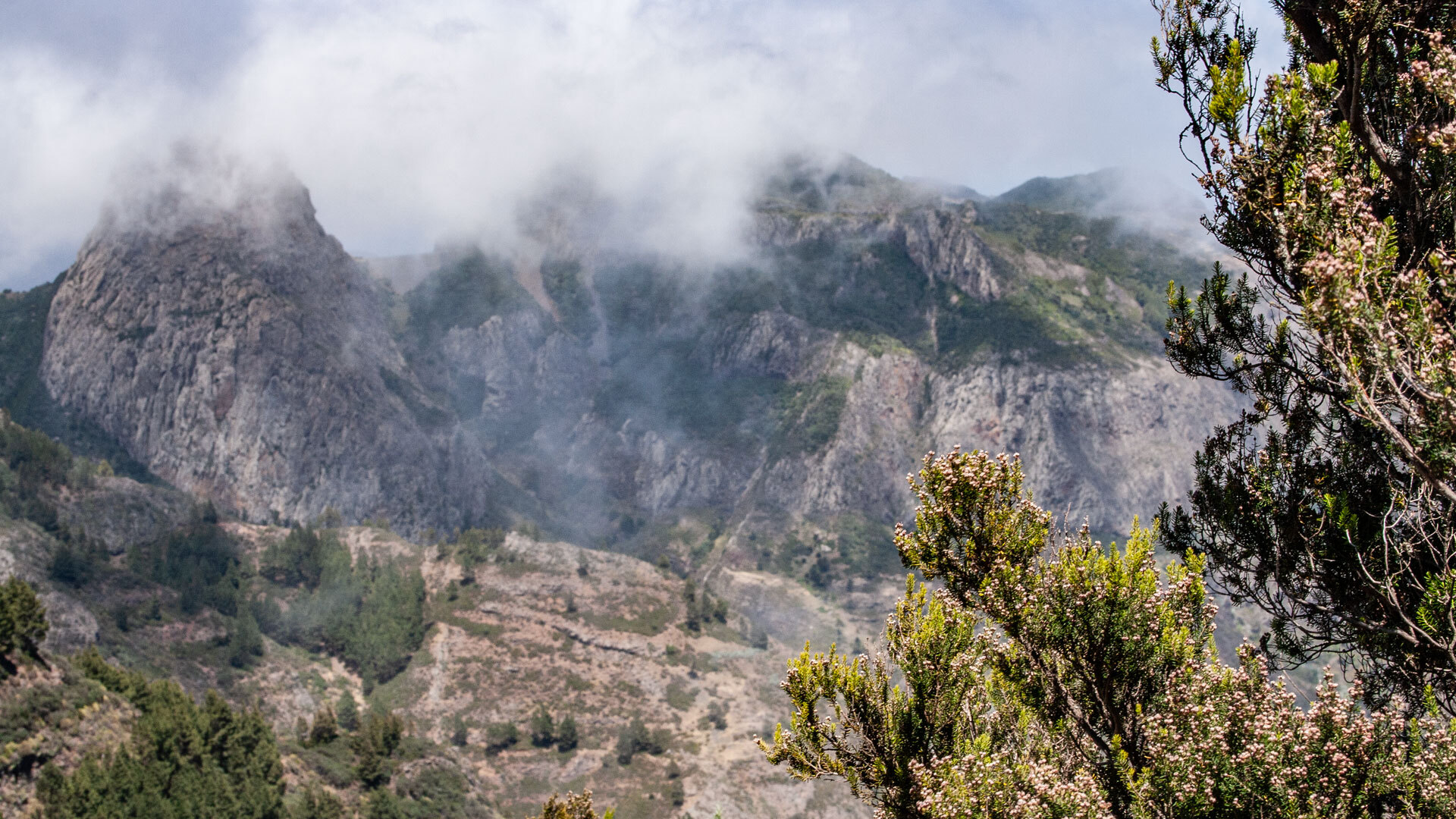 Ausblick ins Tal von Benchijigua mit dem wolkenverhangenen Roque de Agando.