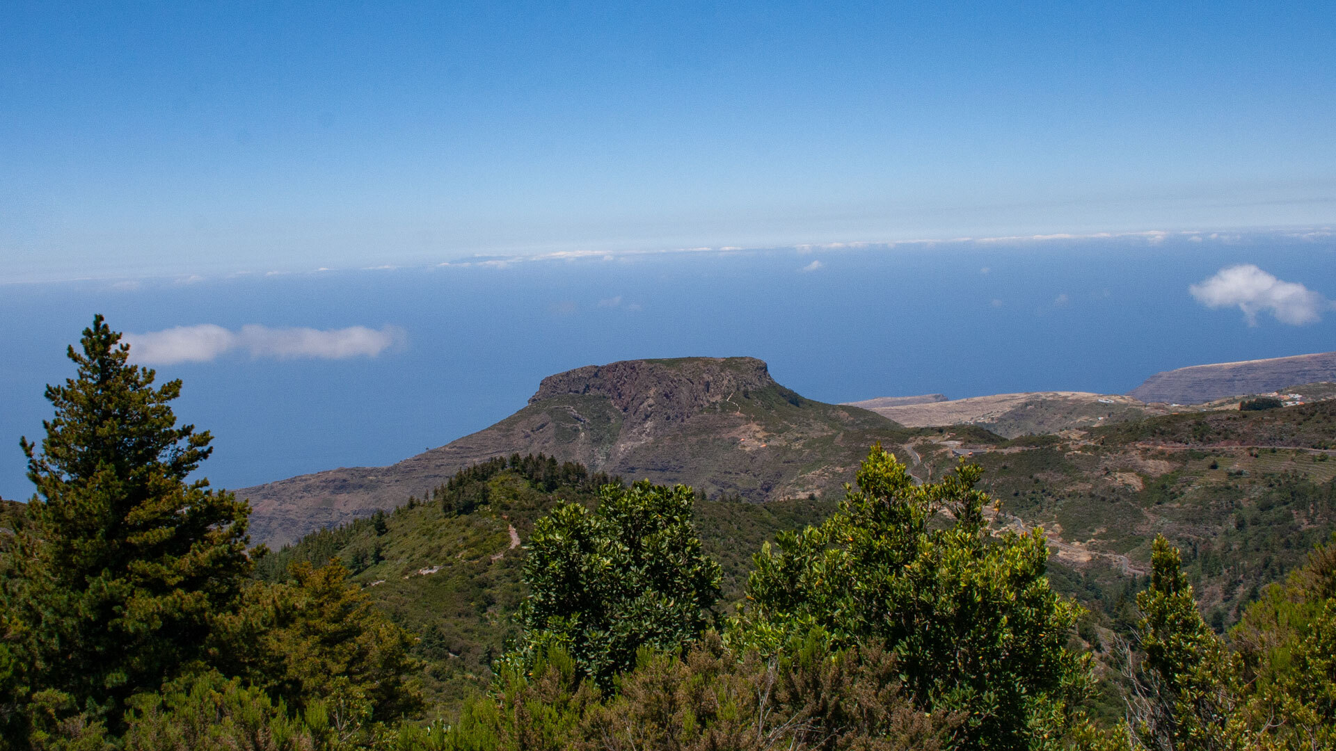 Blick auf den imposanten Berg La Fortaleza mit der Insel El Hierro am Horizont
