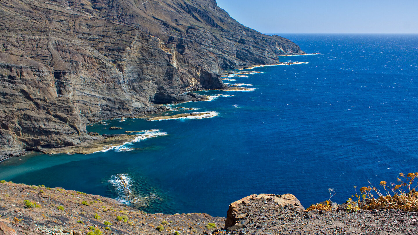 Steilküste umrahmt die Playa de Alojera auf La Gomera