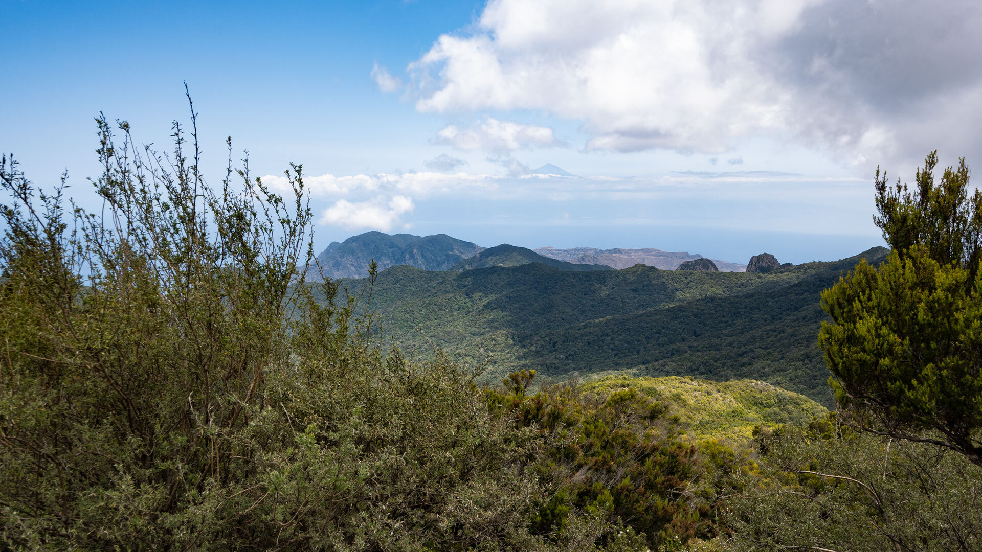 Panoramablick vom Monumento de los Roques über die Bergketten La Gomeras zum Teide am Horizont.