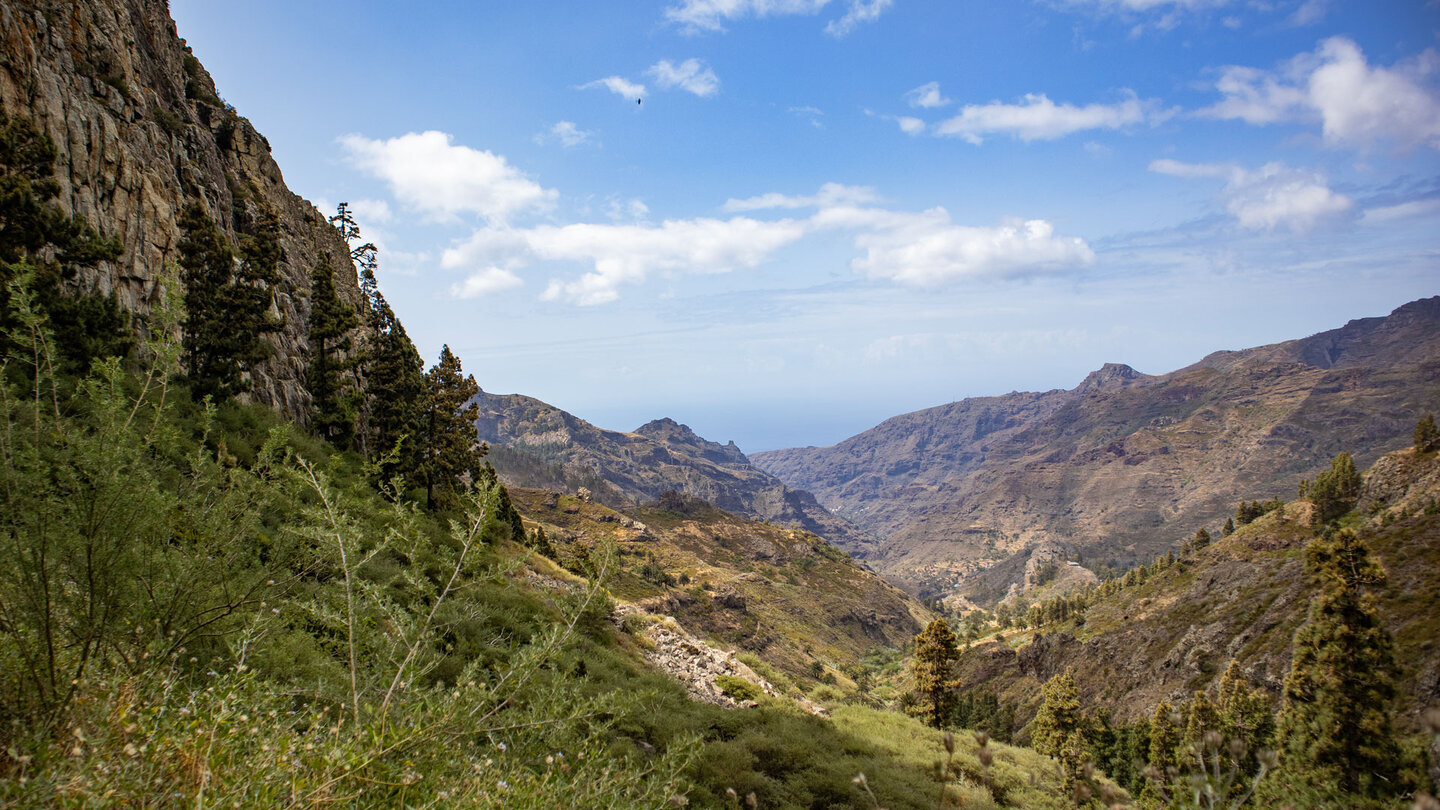Blick entlang der Flanke des Roque de Agando über die Schlucht Barranco de Benchijigua
