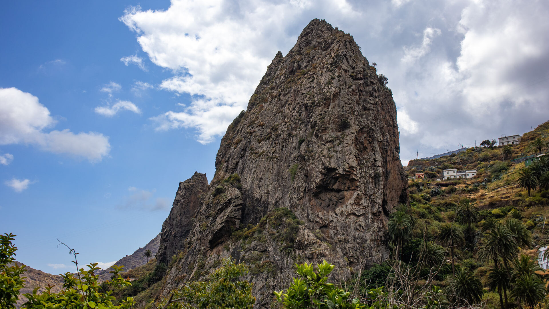 Der markante Roque Pedro ragt aus den Hängen des Tals von Hermigua empor