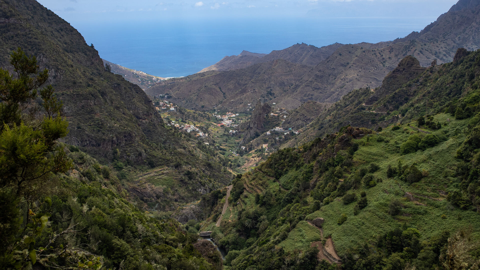 Das grüne Tal von Hermigua staffelt sich in Terrassen hinab bis zur Küste des Atlantiks.