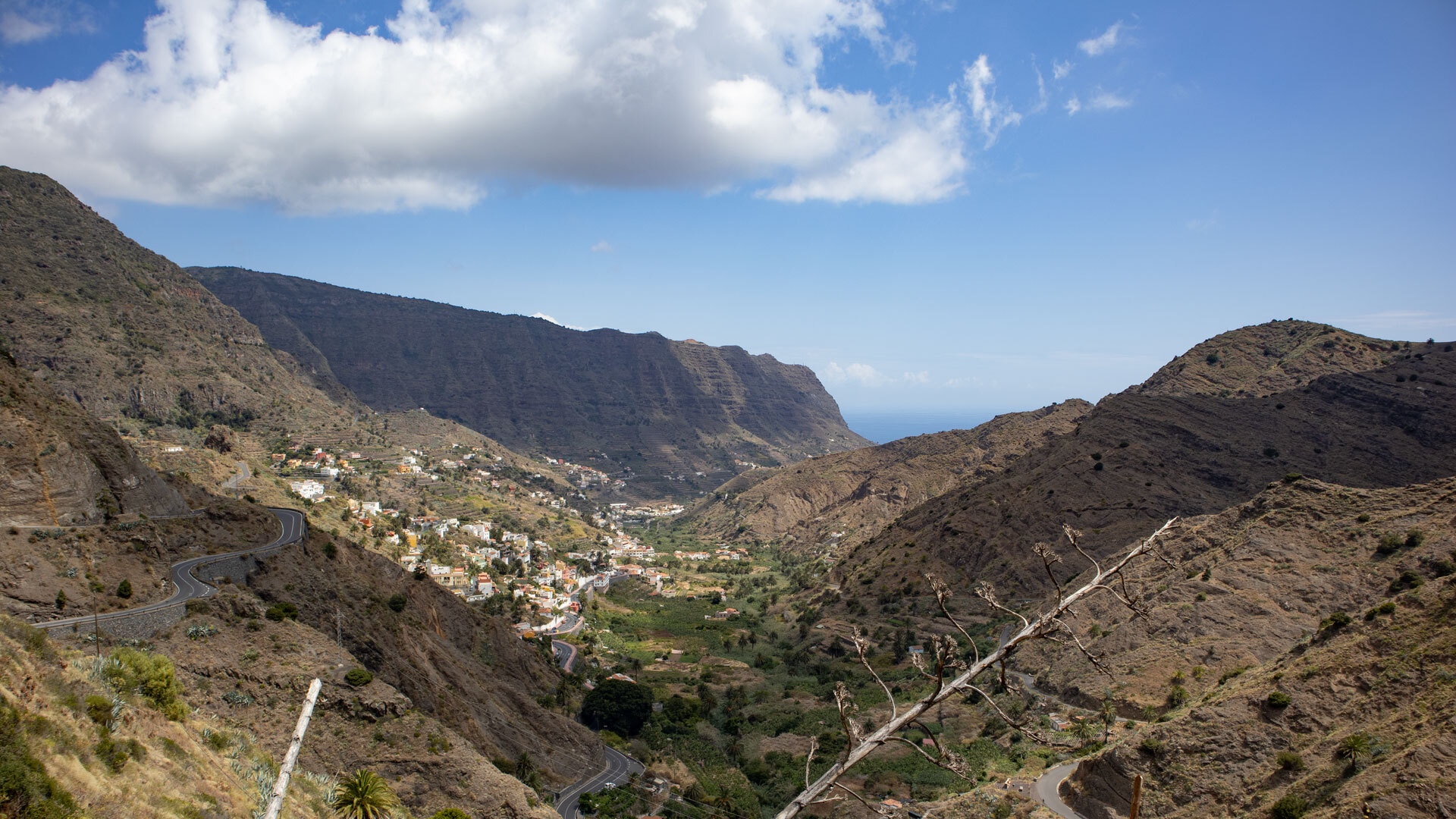 Panoramablick über das Tal von Hermigua mit weißen Dorfhäusern, terrassierten Hängen und Atlantikausblick.