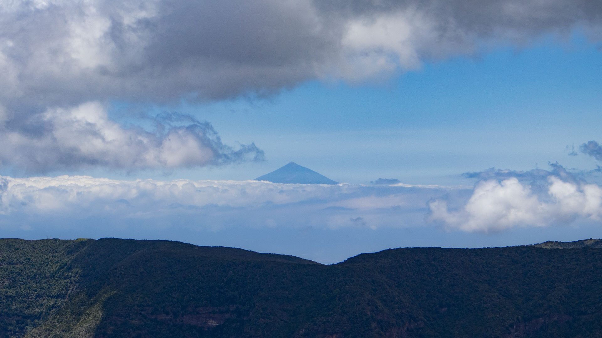 Blick vom Aussichtspunkt Risquillos de Corgo über ein Wolkenmeer zum fernen Teide auf Teneriffa.