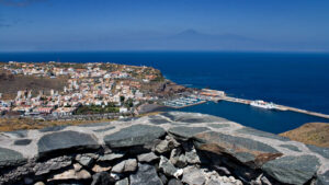 Ausblick über San Sebastián de La Gomera mit der Nachbarinsel Teneriffa im Hintergrund