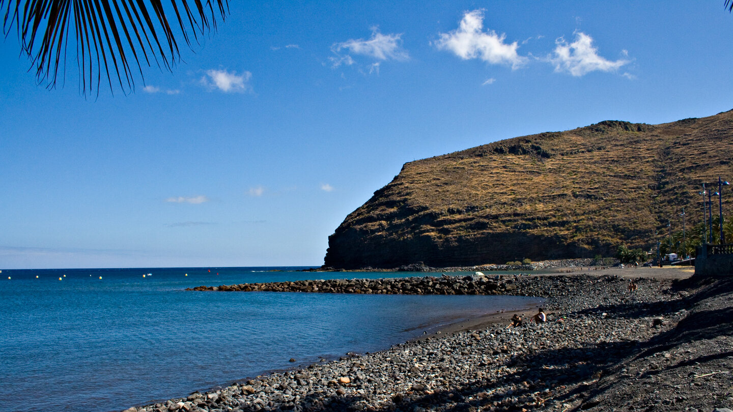 der Strand der Playa de San Sebastián auf La Gomera mit der Steilwand im Hintergrund