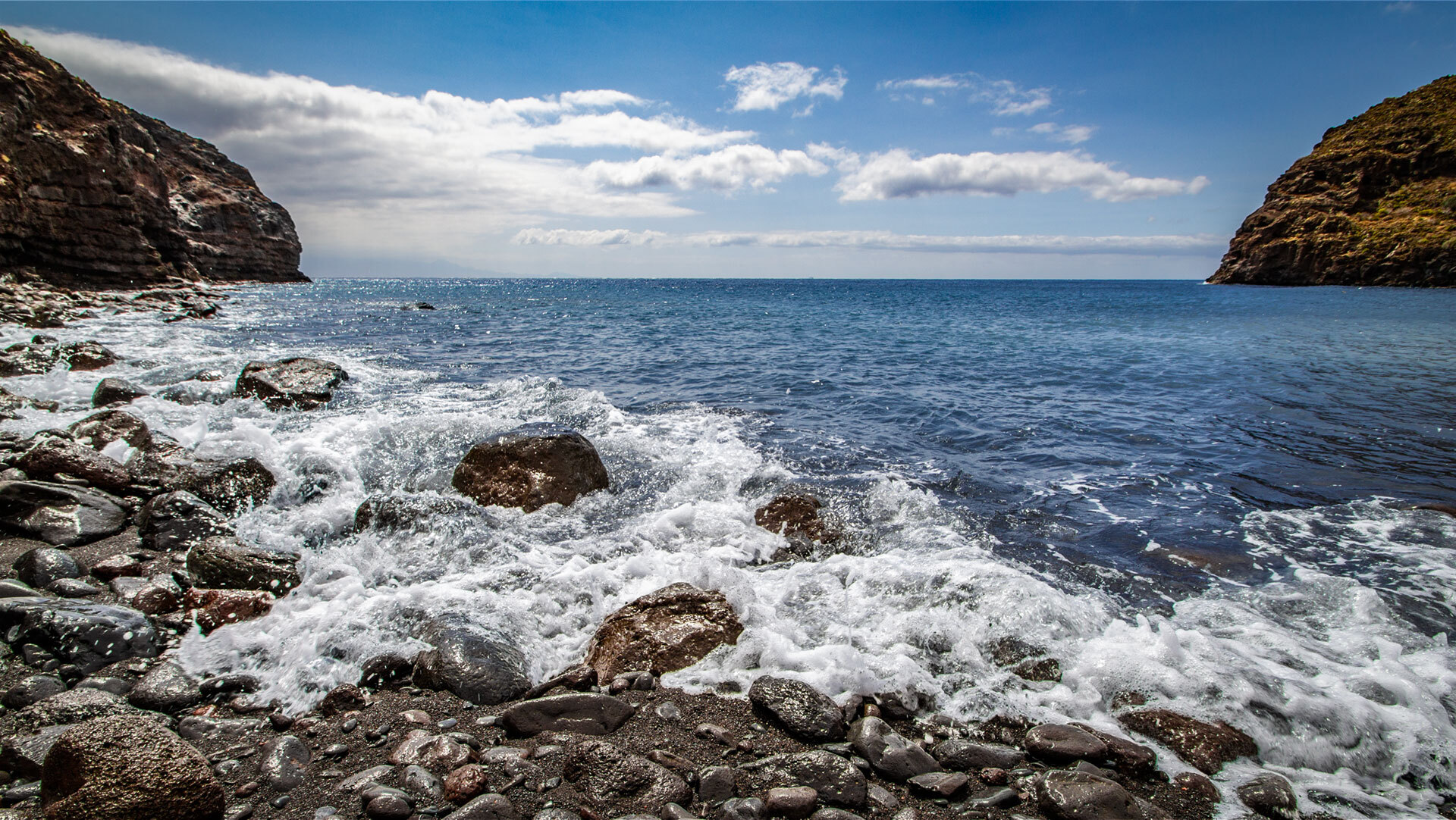 Brandung am der Playa de Ávalo auf La Gomera