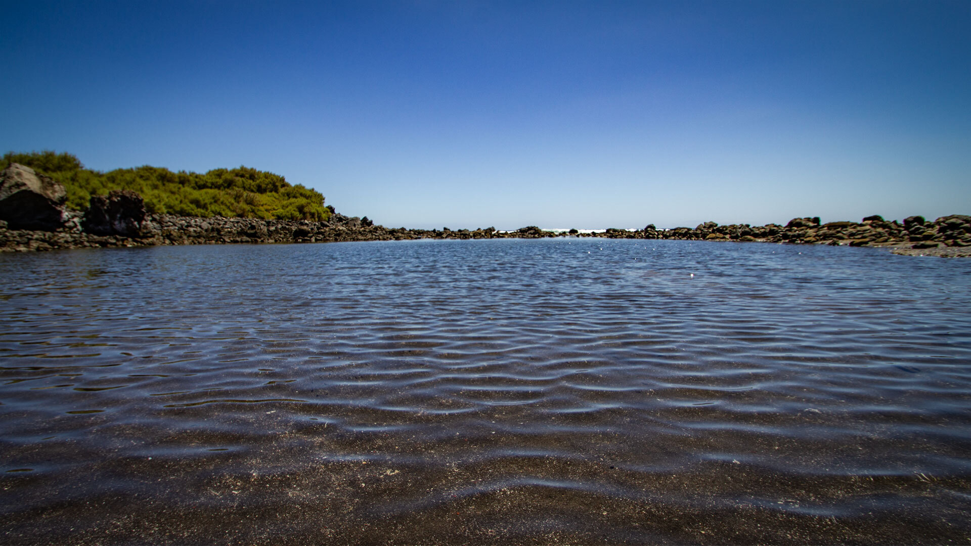 ruhiges und klares Wasser im Naturbecken des Charco del Conde auf La Gomera
