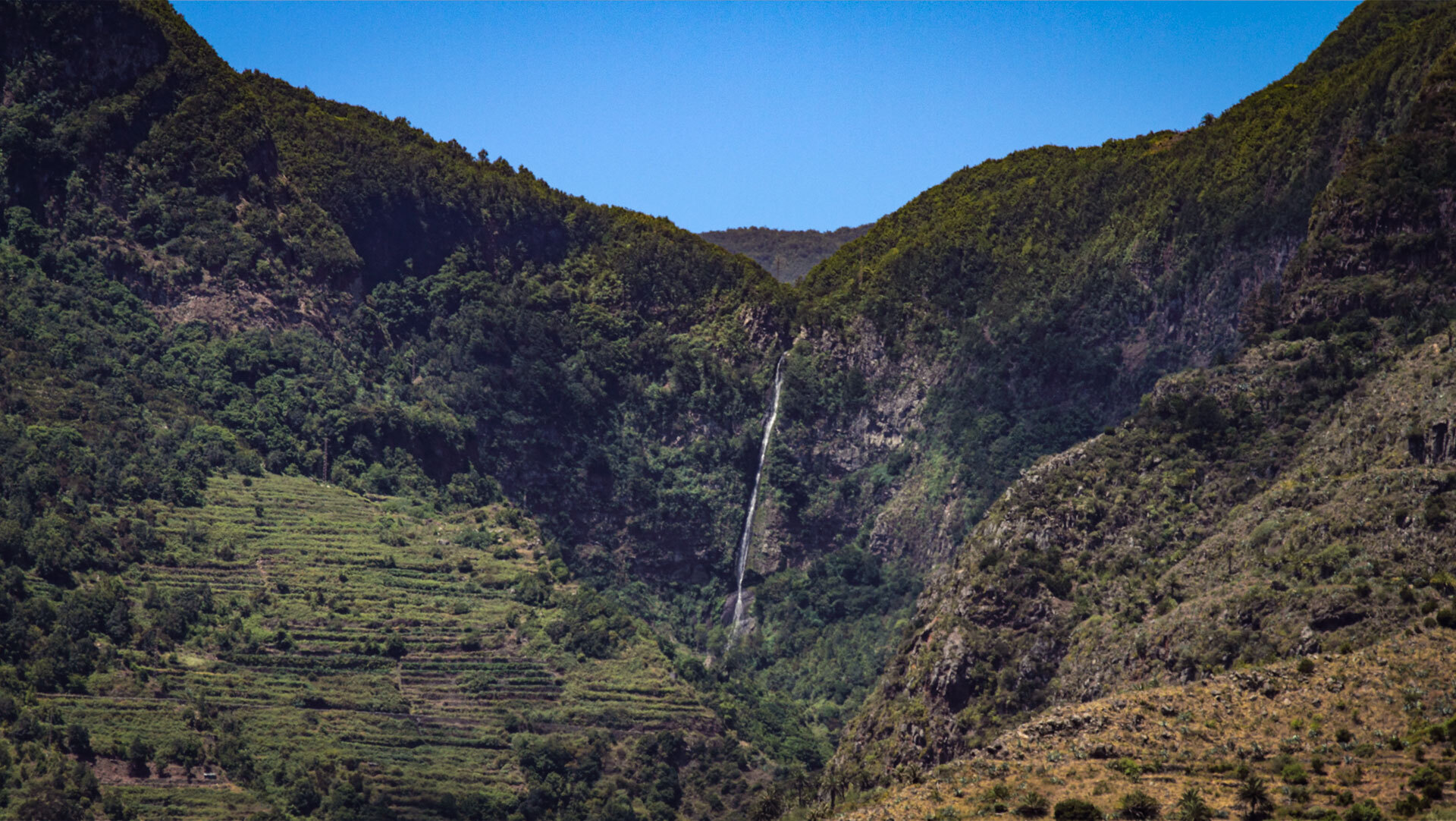 Der Chorro del Cedro stürzt als schmaler Wasserfall durch das üppig bewaldete Tal von Hermigua – das Tor zum Nationalpark Garajonay.