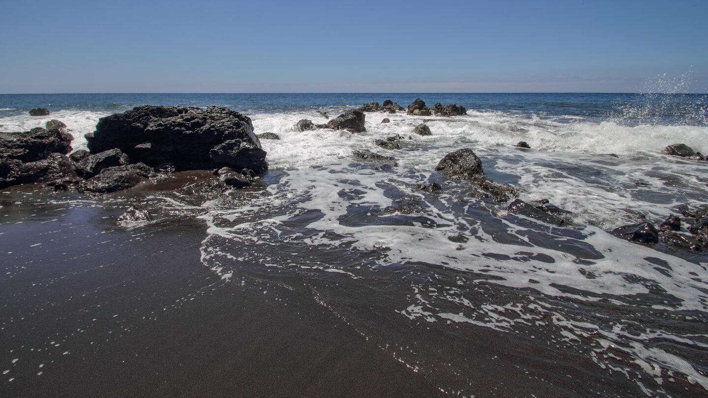 Unermüdlich umspielen die Wellen die Felsen der Playa del Inglés