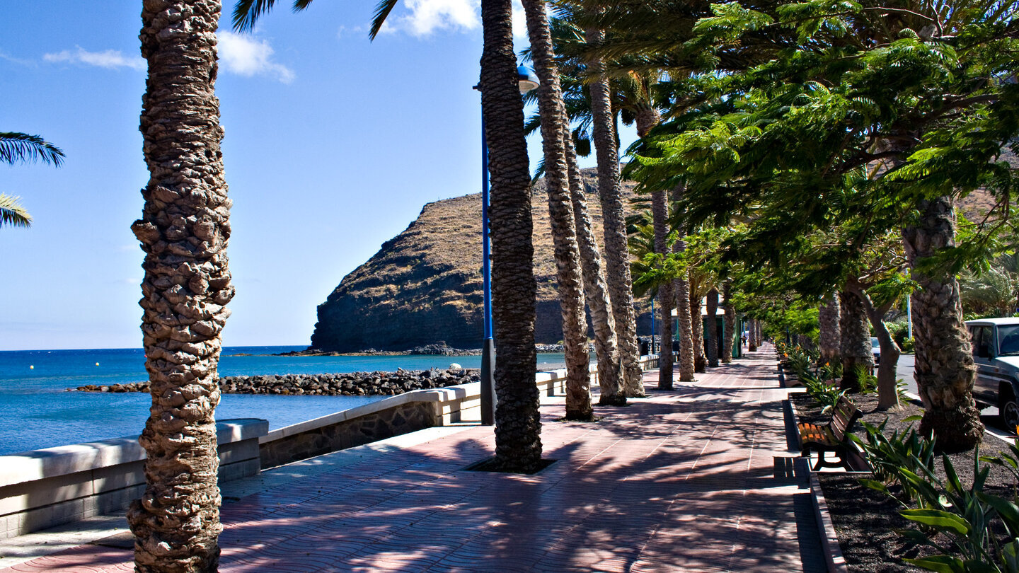 die schattige Strandpromenade am Strand Playa de San Sebastián auf La Gomera