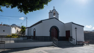 die Kirche Ermita de las Nieves mit dem Fortaleza de Chipude im Hintergrund in La Dama