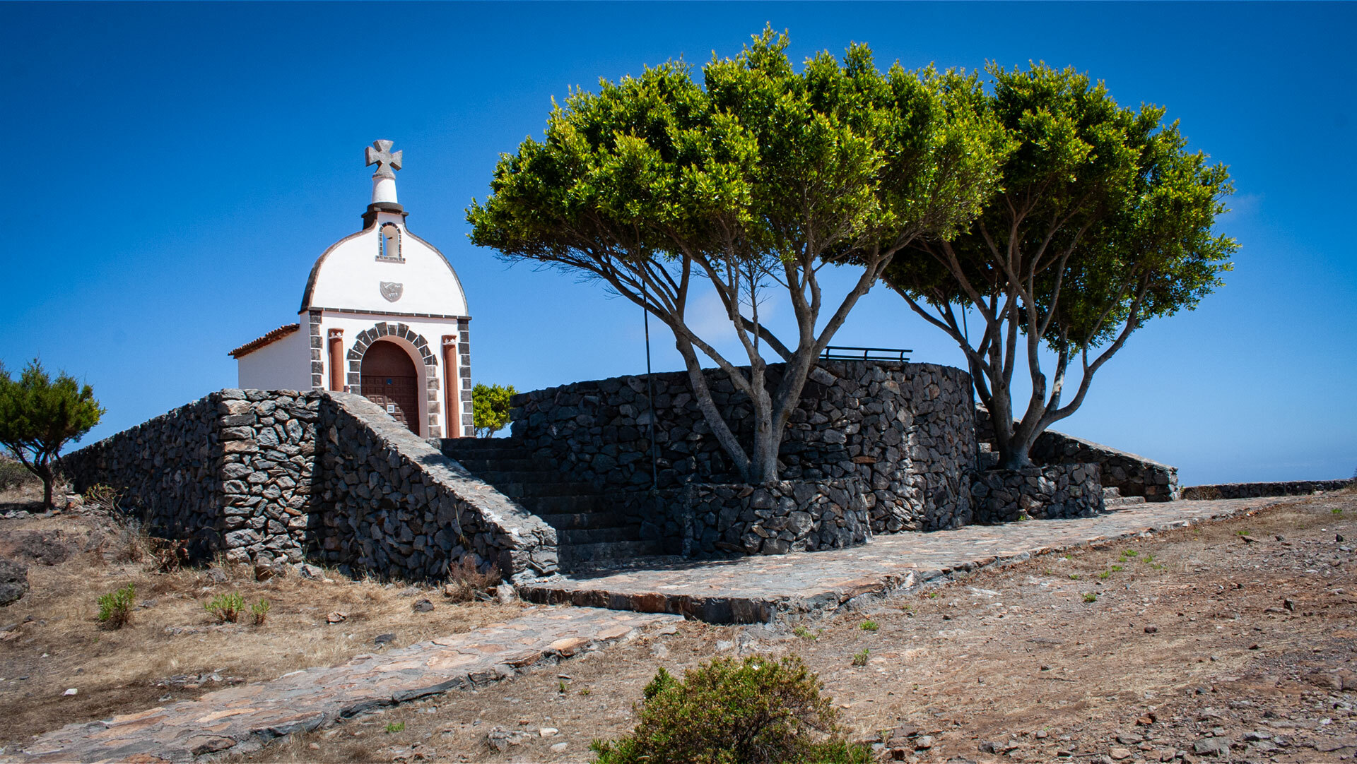 Blick über Alajeró zur Kapelle Ermita de San Isidro und dem Atlantik im Hintergrund