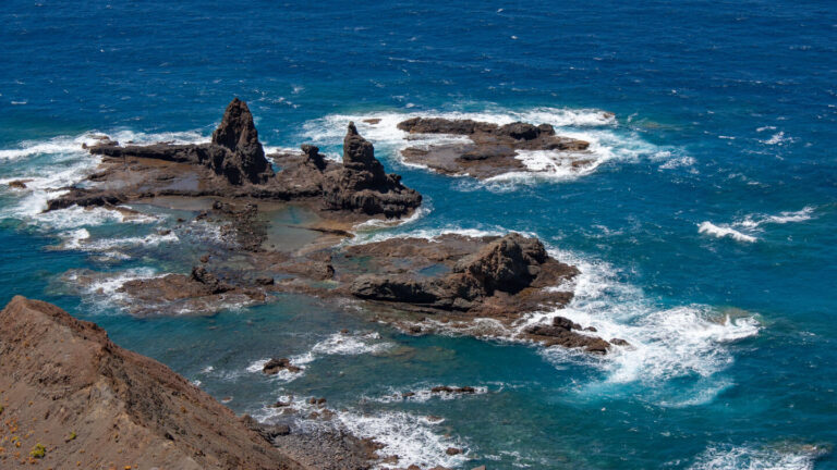Blick auf die vorgelagerte Felsgruppe Calado de los Roques bei Guillama