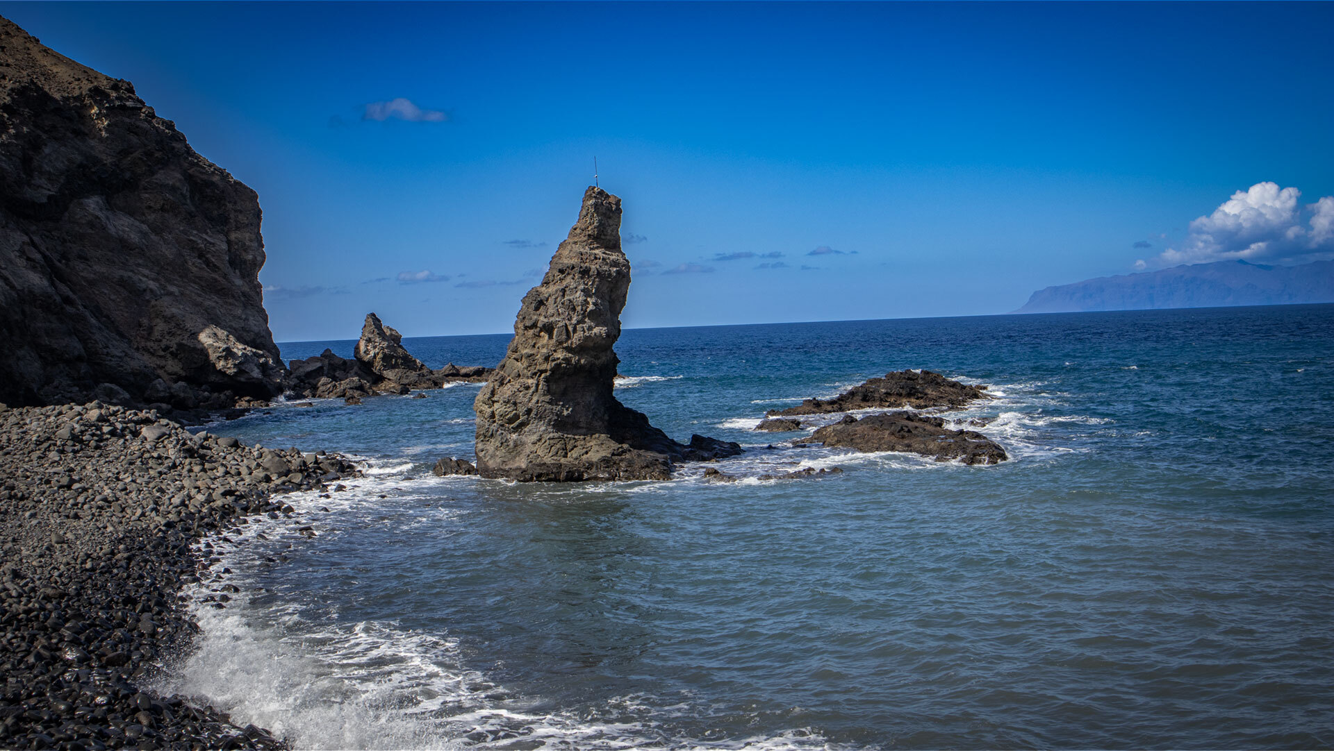 charakteristische Felsnadel am Playa de la Caleta auf La Gomera