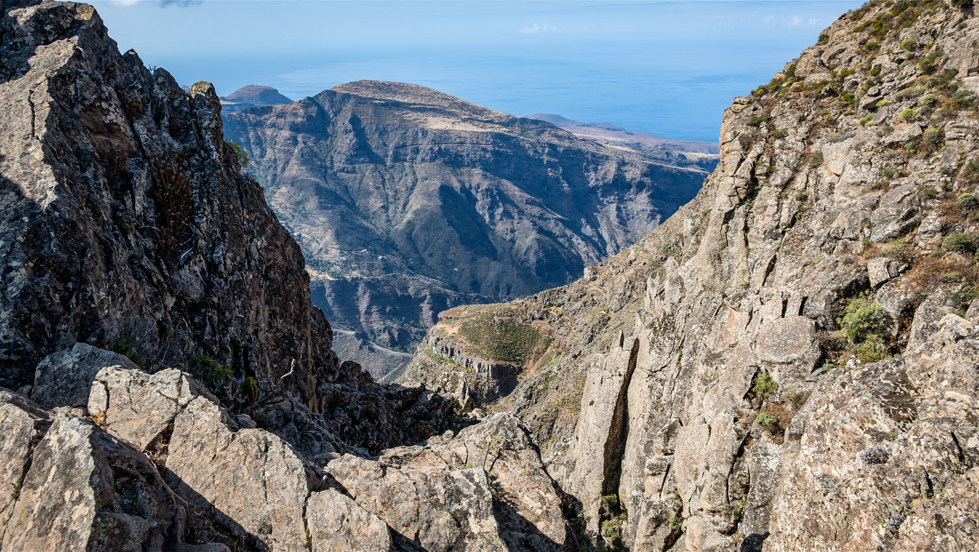 der Wanderweg führt über Stufen durch die Felsklippen auf den Berg Fortaleza