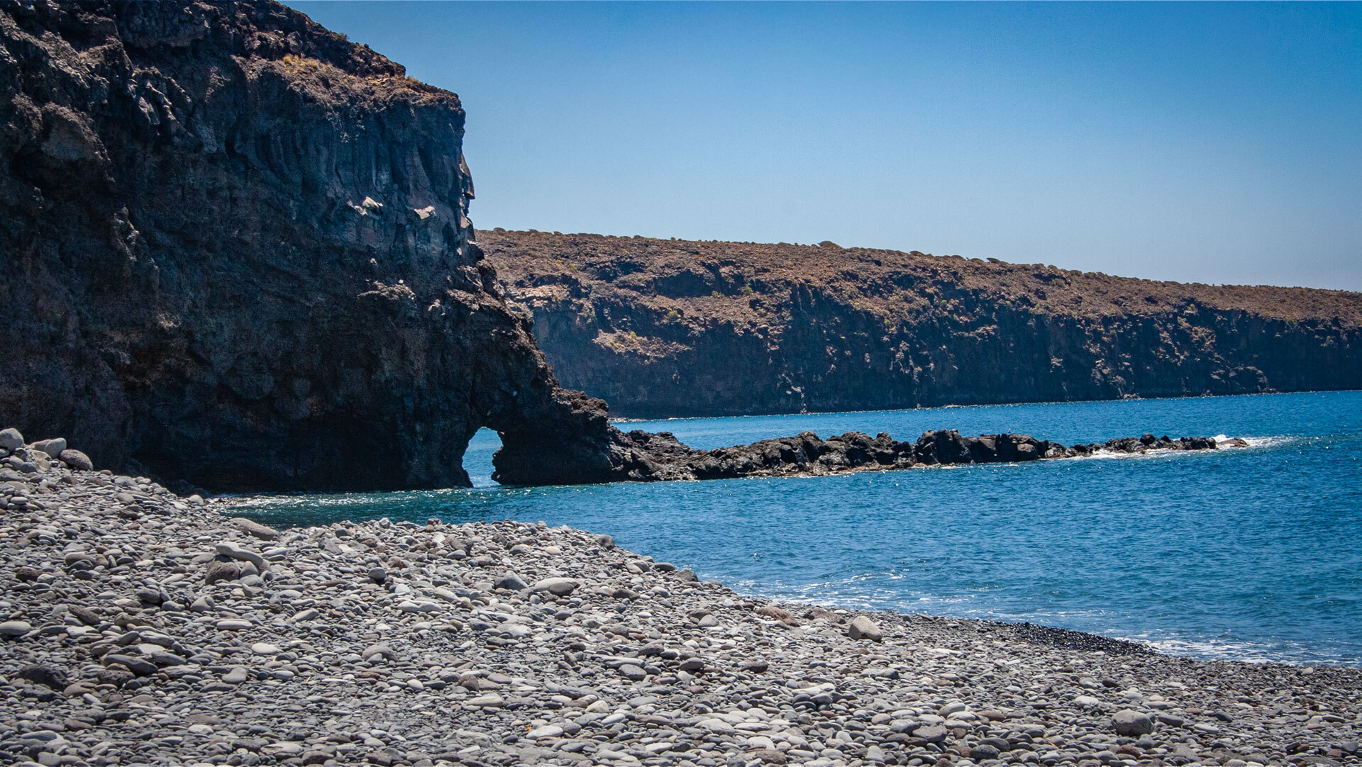 Felstor in der Steilwand an der Playa del Medio auf La Gomera