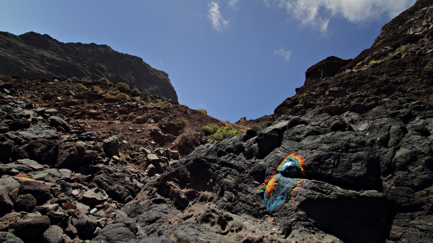 die Felswände an der Playa de Argaga auf La Gomera mit Hippie-Reminiszenzen