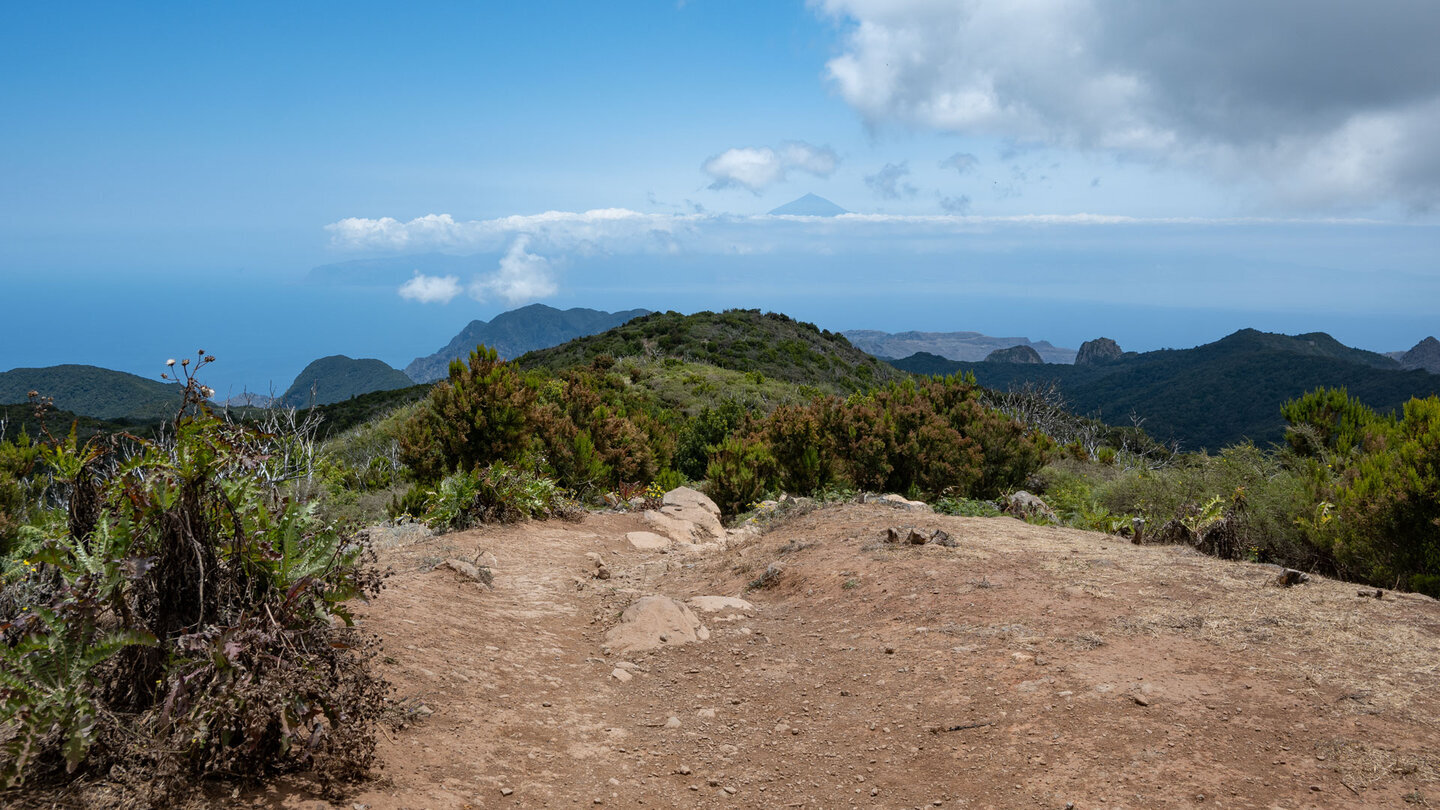 Fernblick bis zur Nachbarinsel Teneriffa mit dem Teide über dem Wolkenmeer