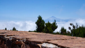 Blick vom Gipfel des Alto de Garajonay über die Wolken hinweg zum Teide auf Teneriffa