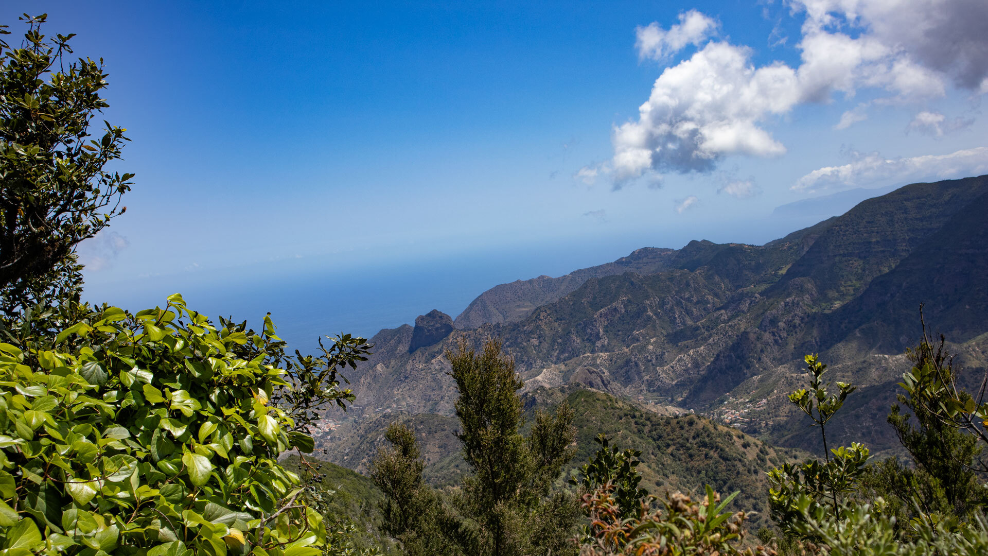 Blick auf den Roque Cano und die zerklüftete Bergwelt La Gomeras bis zum Meereshorizont.